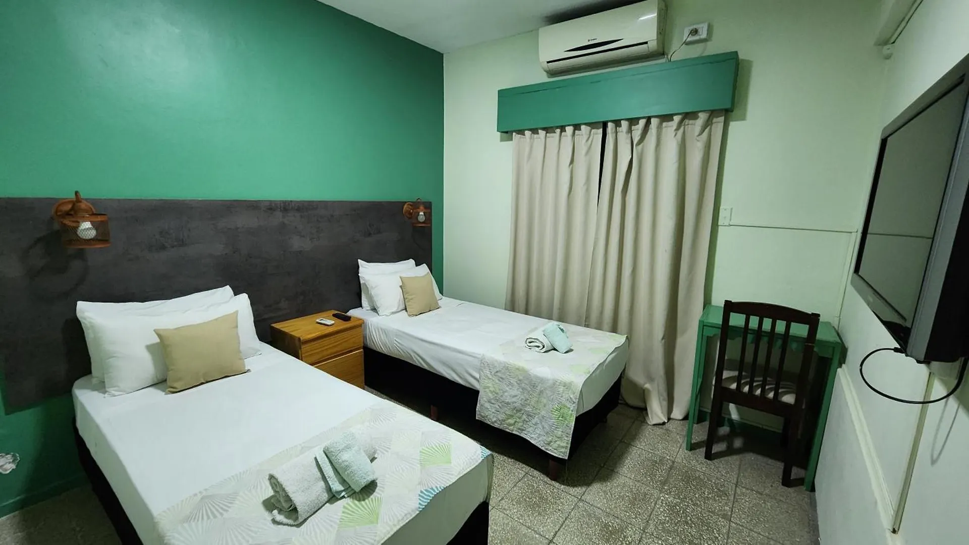 J B J Hotel Mendoza 2*,