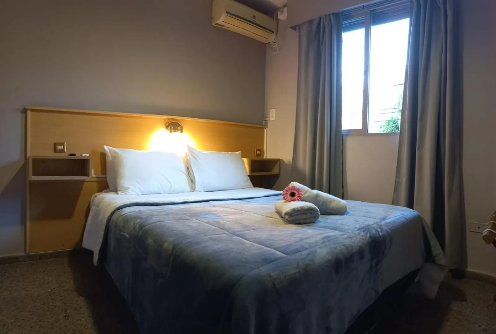 J B J Hotel Mendoza 2*,